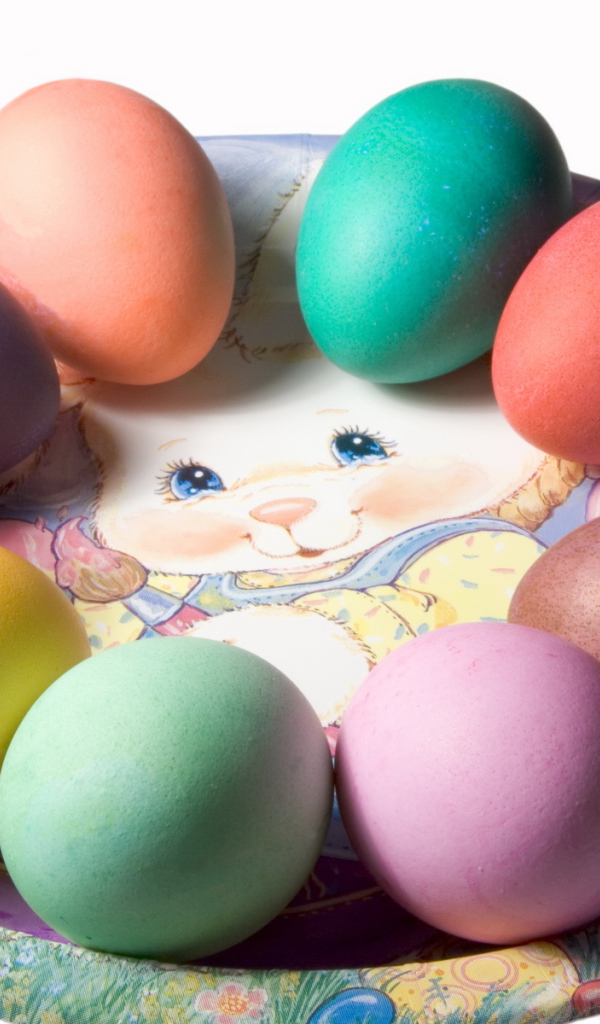 Яйца на тарелке на Пасху