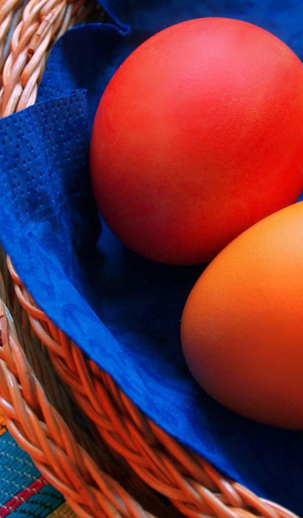 Яйца на синей салфетке на Пасху