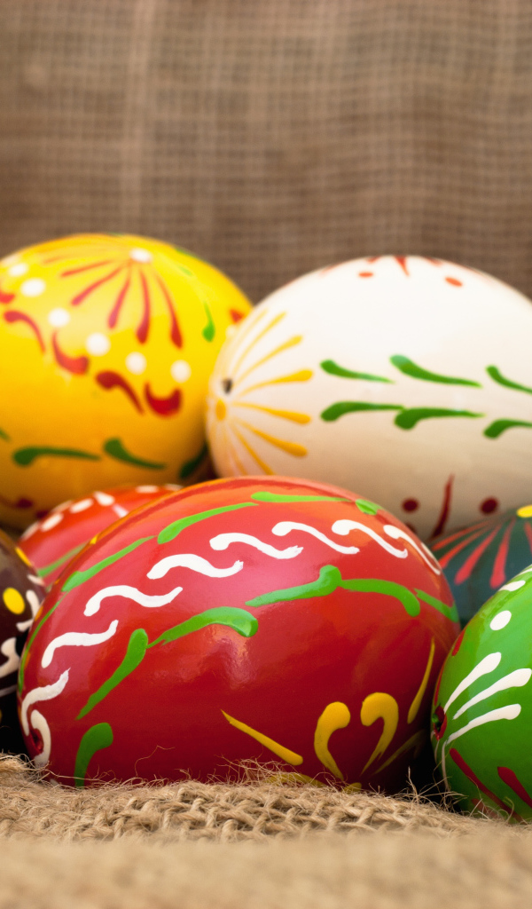Яйца на мешковине на Пасху