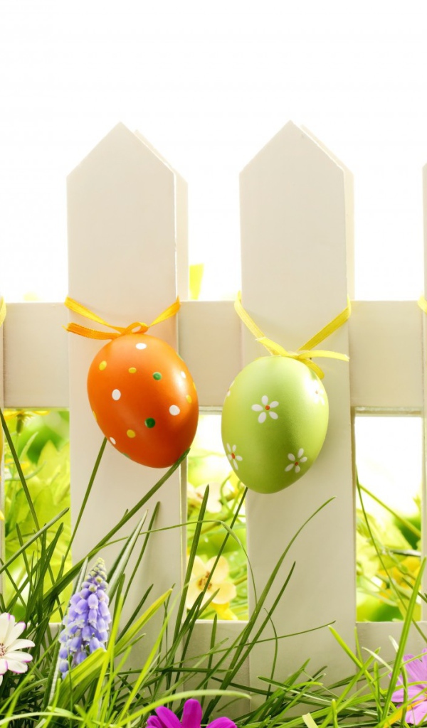 Яйца на заборе на Пасху