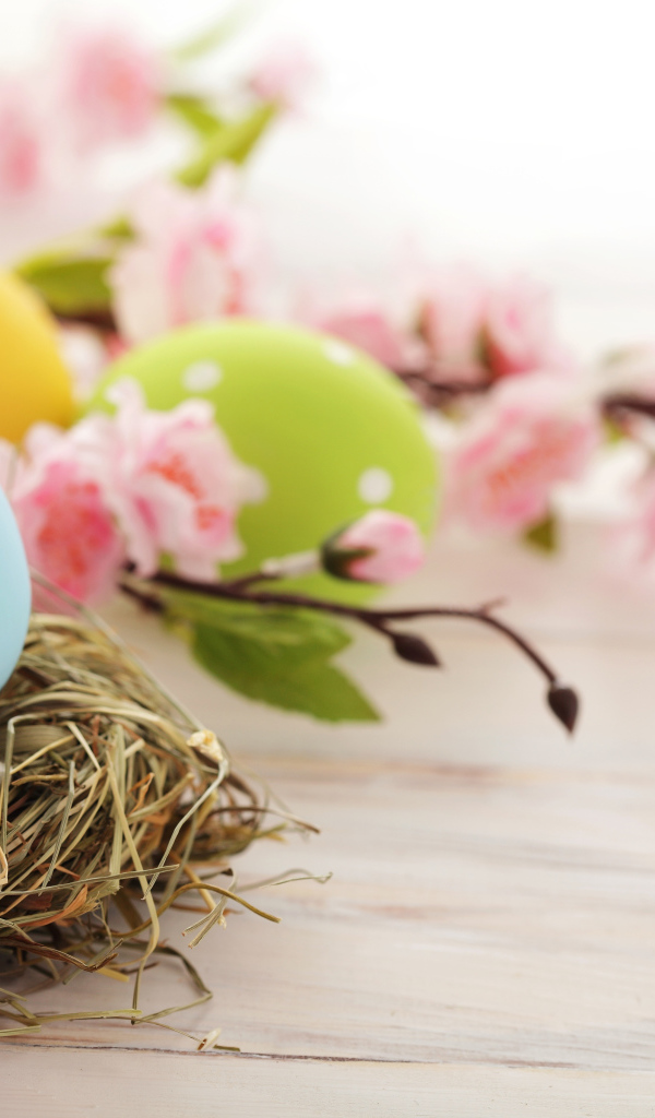 Розовые цветы и яйца на Пасху