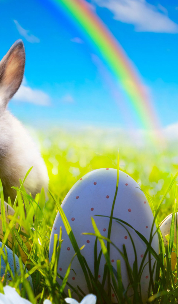 Кролик на фоне радуги на Пасху