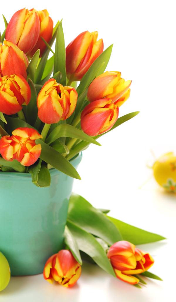 Букет тюльпанов и яйца на Пасху