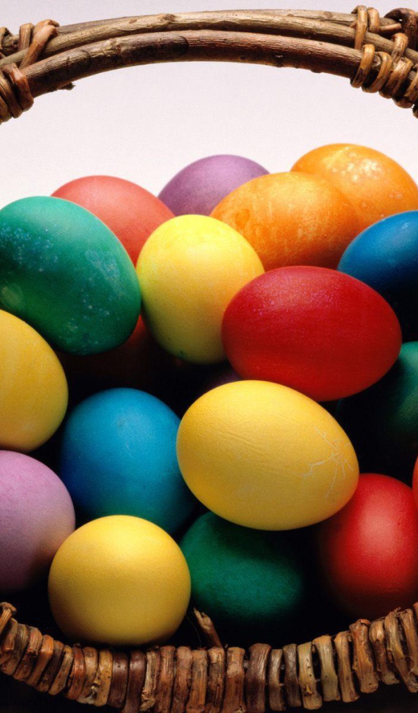 Плетеная корзина с яйцами на Пасху