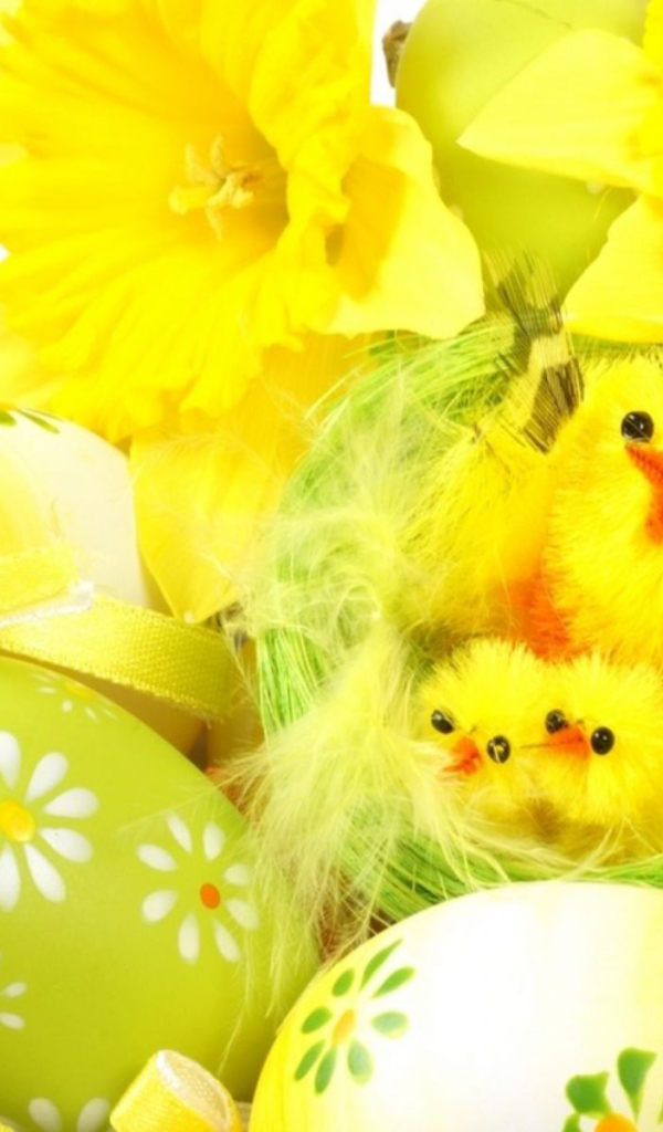 Желтые цыплята на Пасху