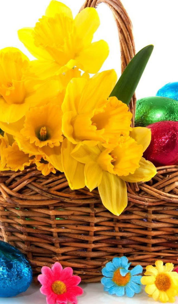 Желтые цветы и яйца на Пасху