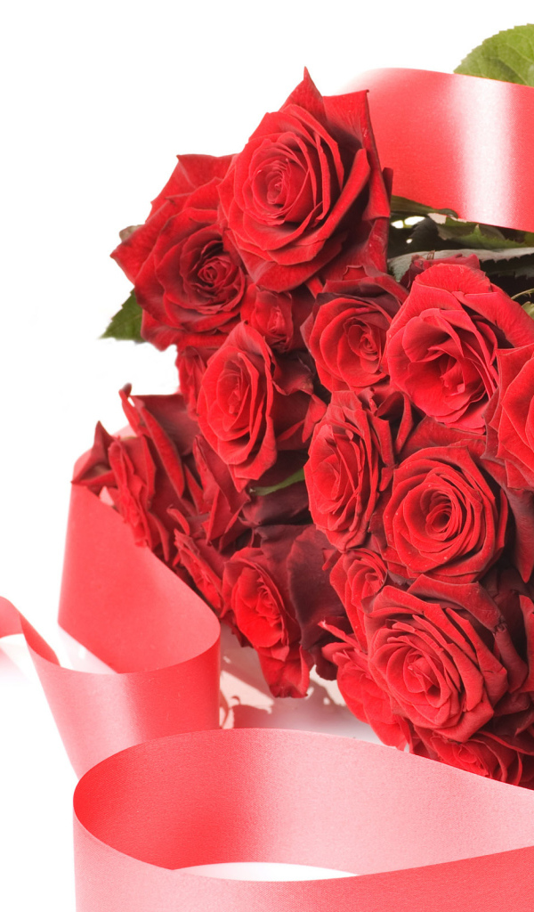 Букет красных роз с лентой  на 8 марта