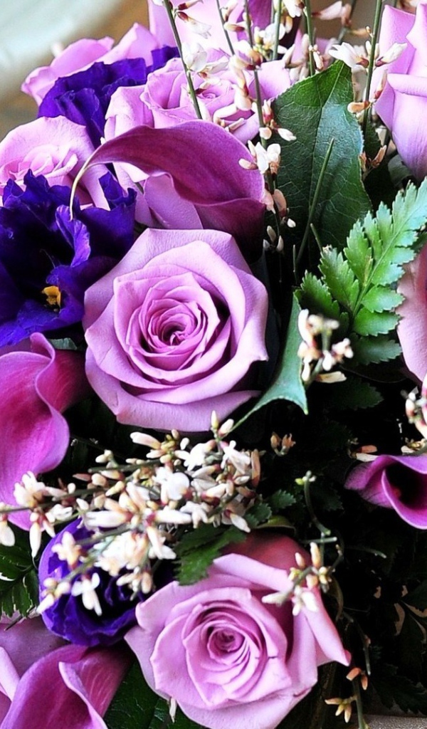 Фиолетовые розы в букете женщинам на восьмое марта