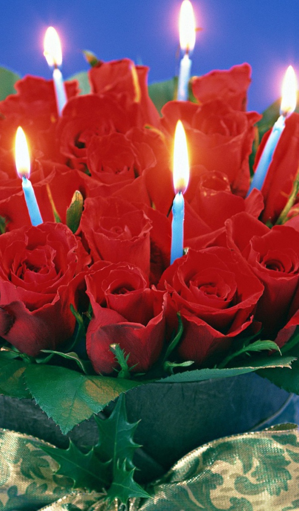Красные розы на 8 марта со свечами