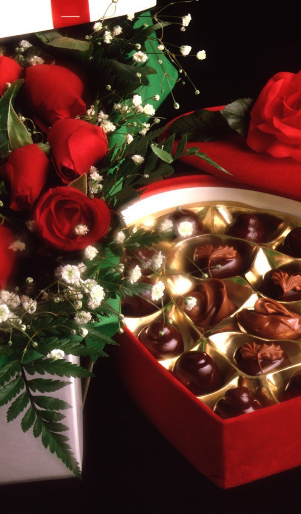 Красные розы на 8 марта с конфетами