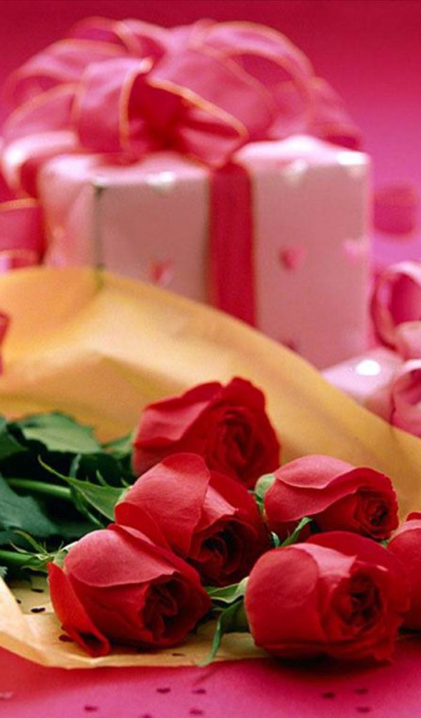Красные розы на 8 марта с подарками