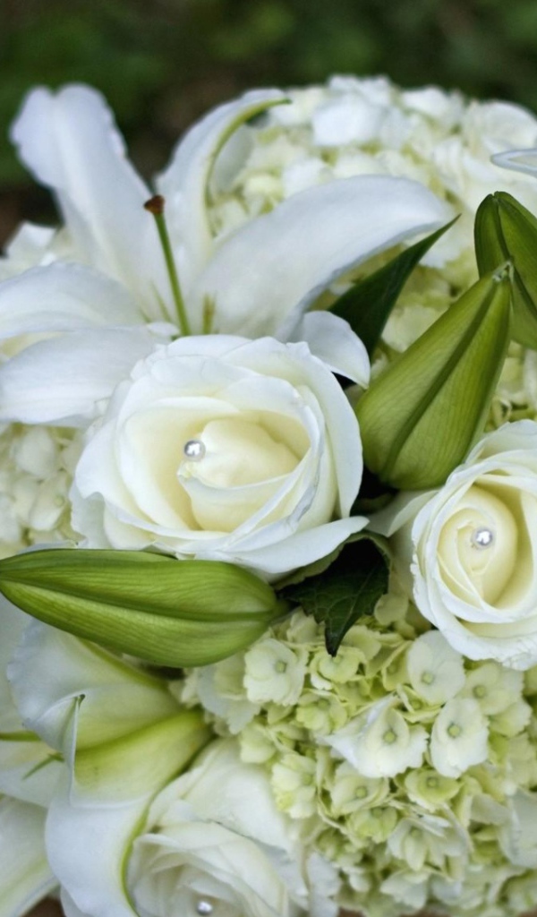 Белые розы в украшенном букете на восьмое марта