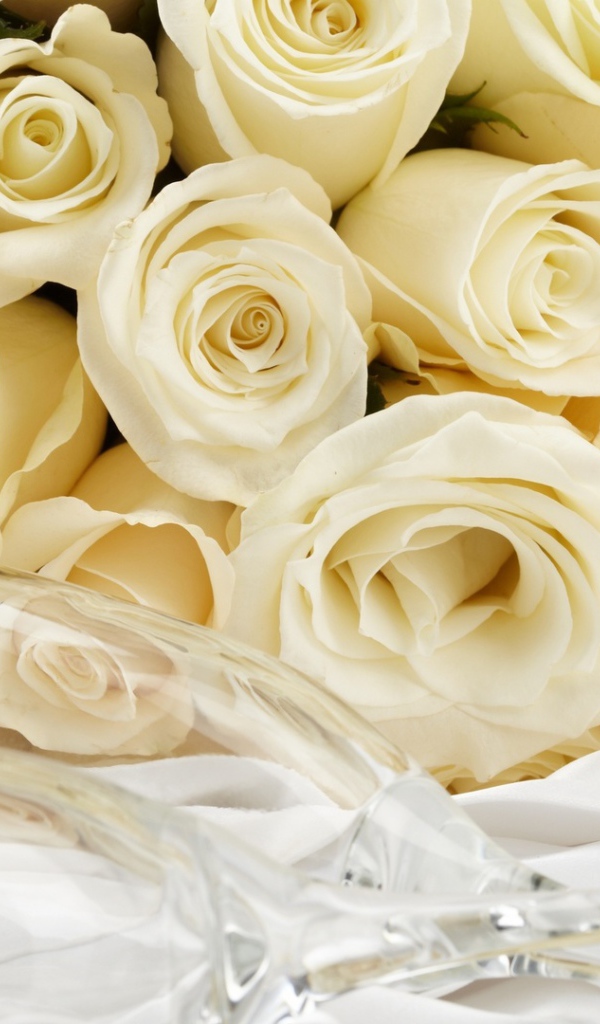 Жёлтые розы и бокал для шампанского для восьмого марта