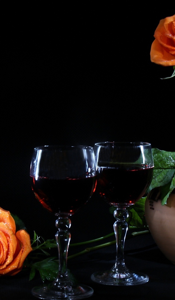 Розы и бокалы с вином