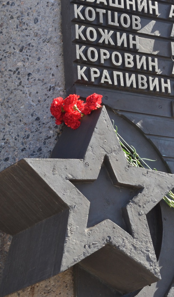 Цветы на монументе в День Победы 9 мая