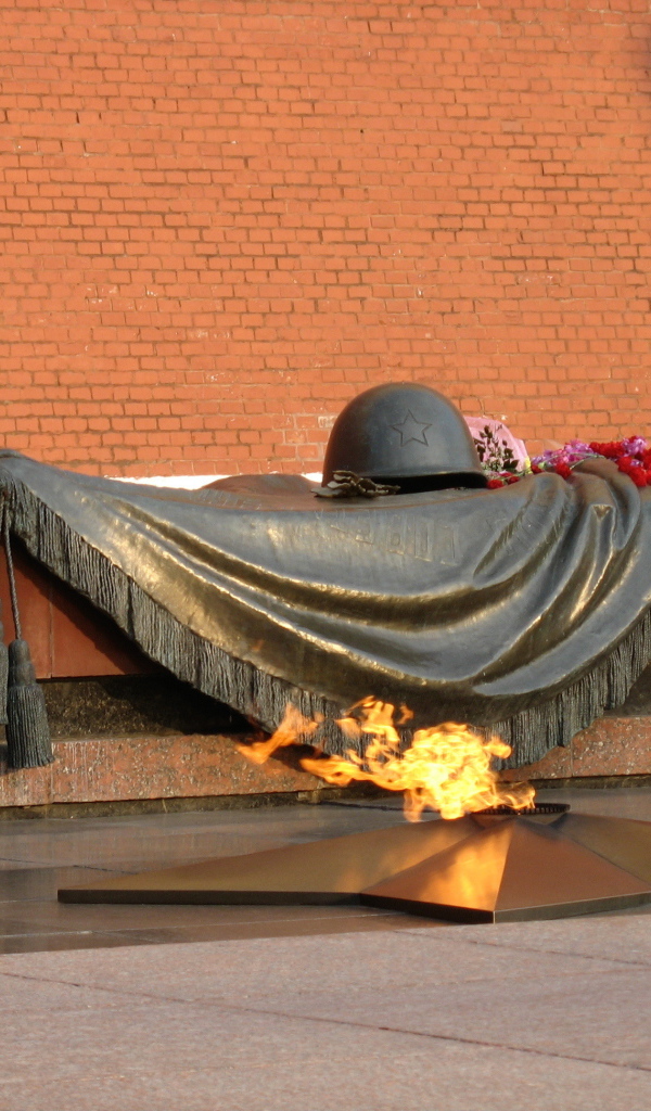 Памятник в День Победы 9 мая