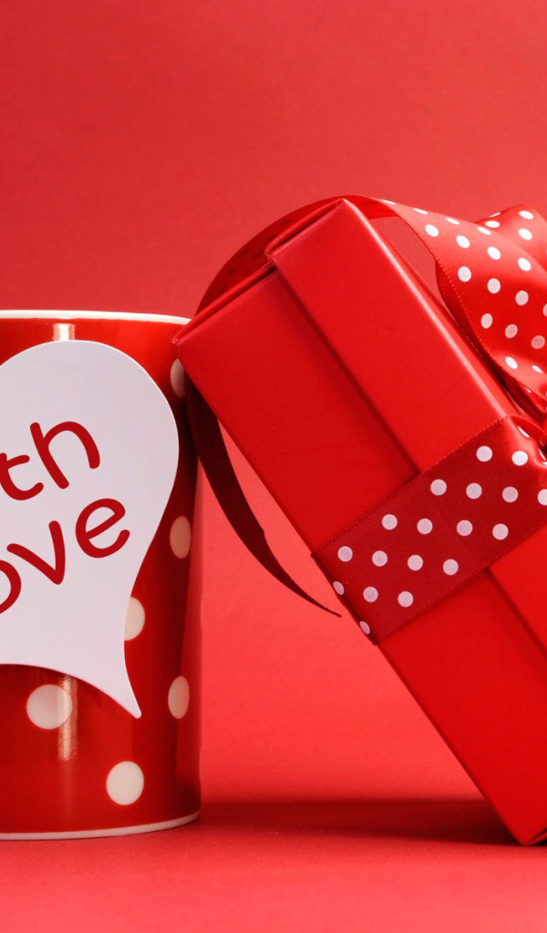 Чашка с подарком на День Святого Валентина 14 февраля