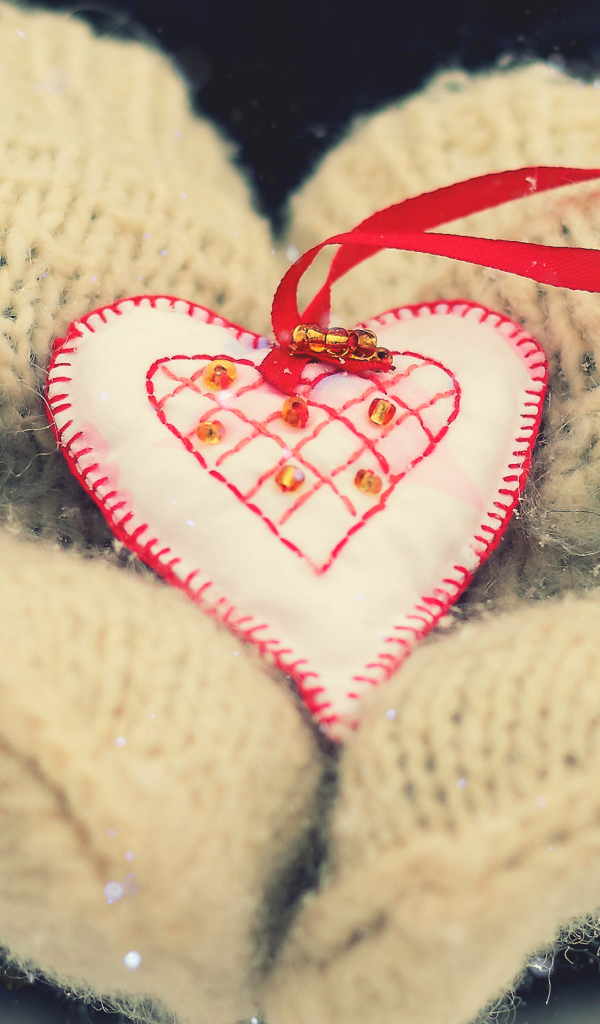 Сердце в руках на День Святого Валентина 14 февраля