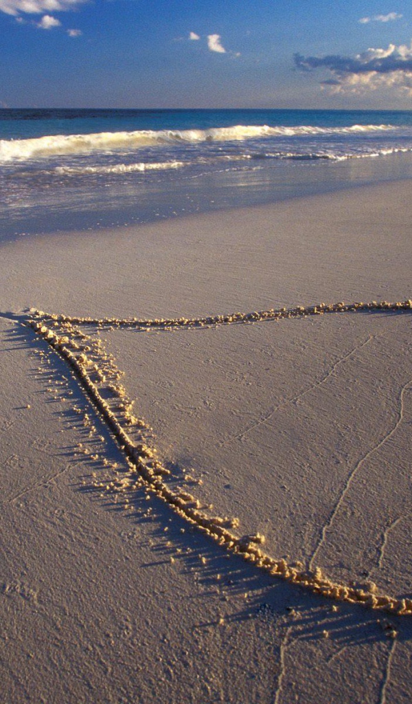 Сердце на песке на День Влюбленных 14 февраля