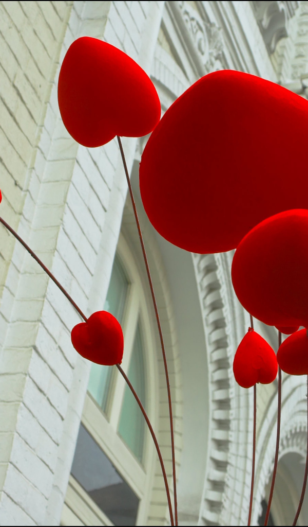 Сердца на фоне здания на День Святого Валентина 14 февраля