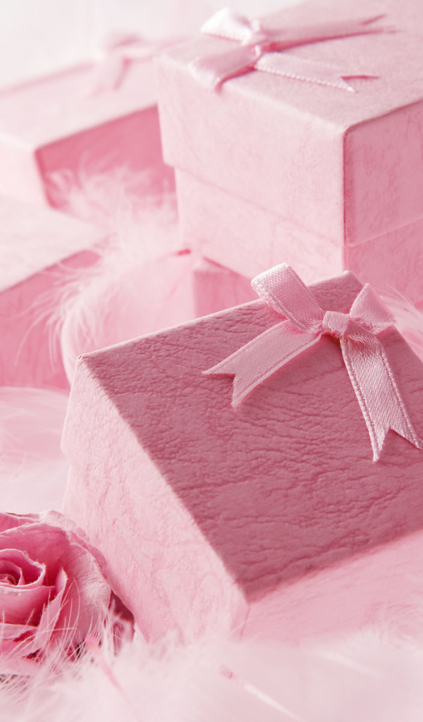 Розовые коробки с подарками на День Святого Валентина 14 февраля