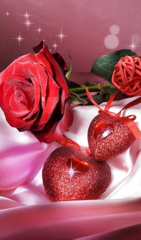 Розы и сердца на атласе на День Святого Валентина 14 февраля