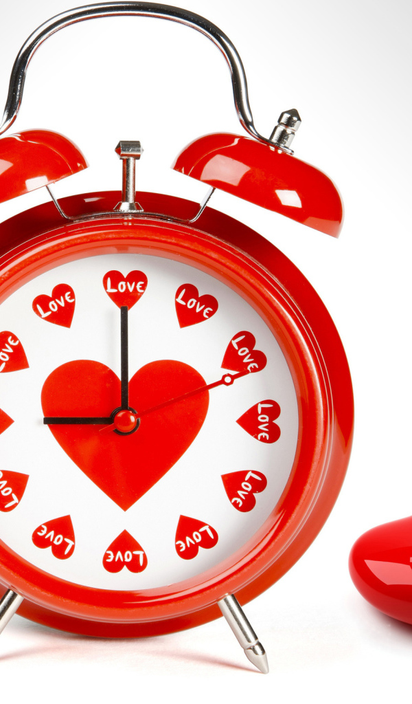 Часы с сердечками на День Святого Валентина 14 февраля