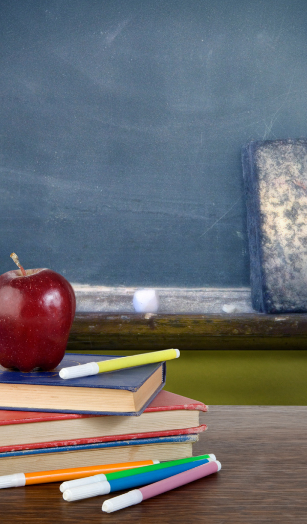 Яблоко на книгах в День знаний 1 сентября