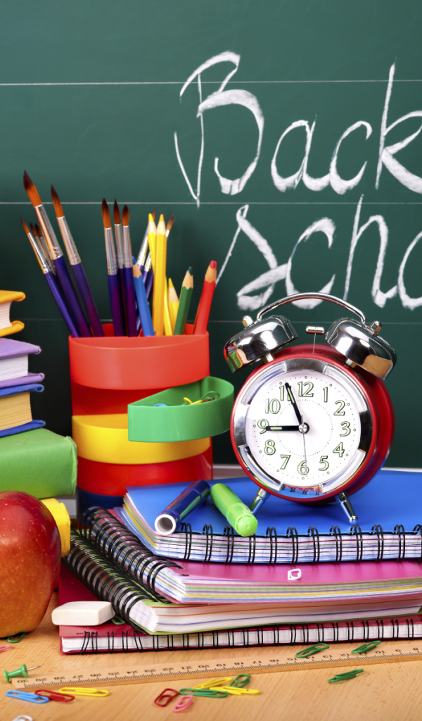 Книги и будильник в День знаний 1 сентября