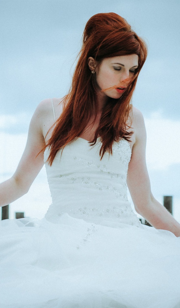 Девушка в свадебном платье