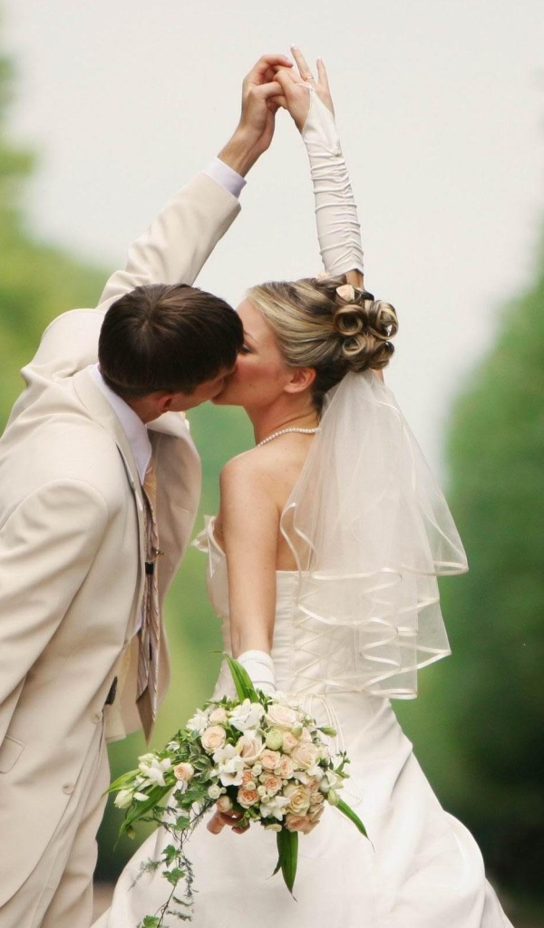 Поцелуй жениха и невесты