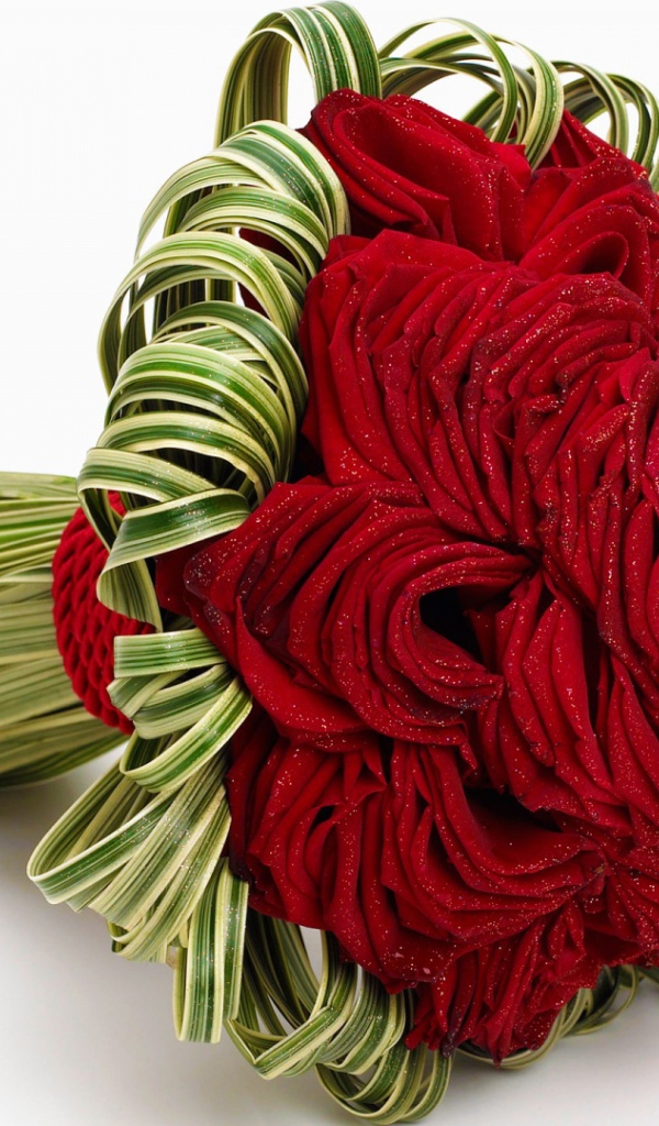 Красные розы в красивом свадебном букете