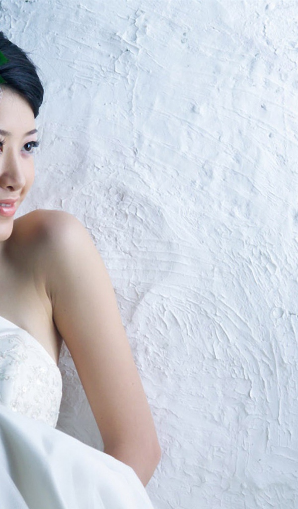 Невеста у белой стены