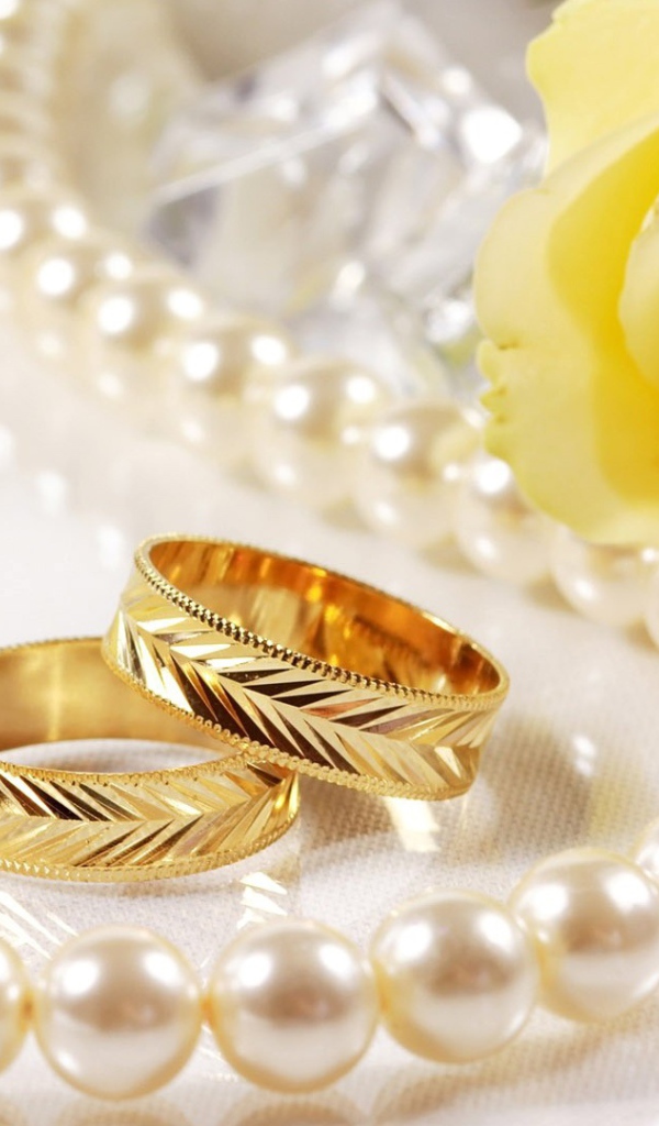 Свадебные кольца и жёлтая роза