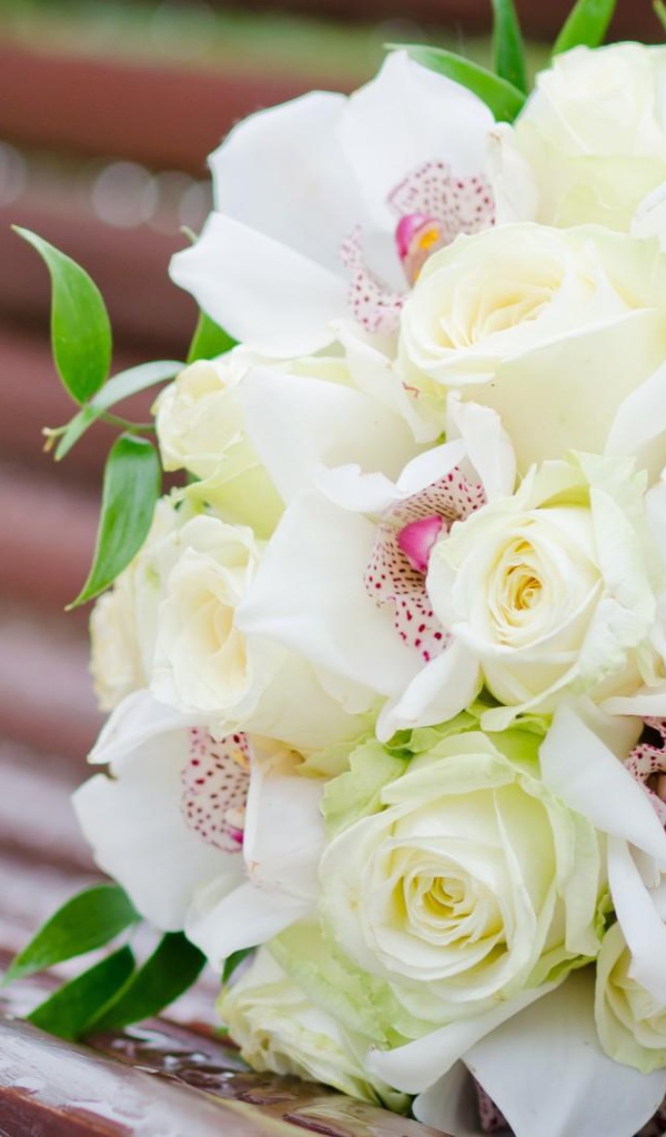 Белые розы и другие цветы в свадебном букете