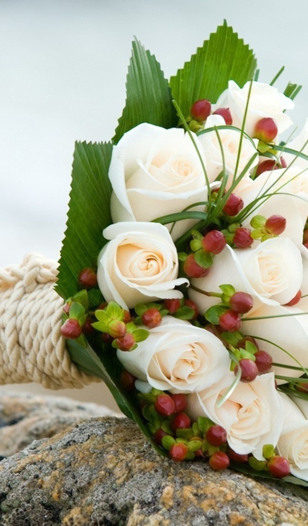 Белые розы в свадебном  букете