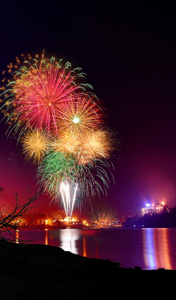 Фейерверк над рекой