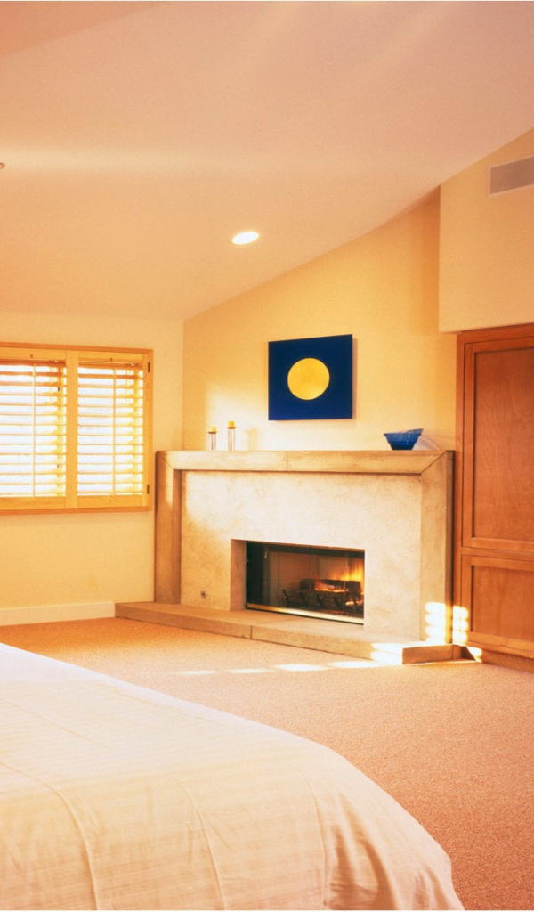 Спальня с камином на даче