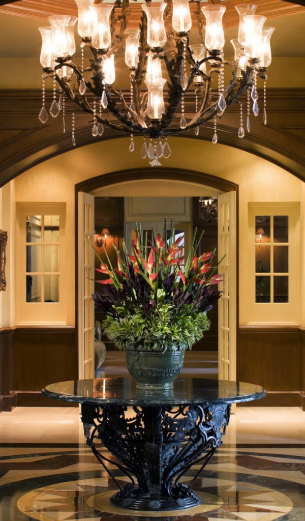 Цветы на оригинальном столе