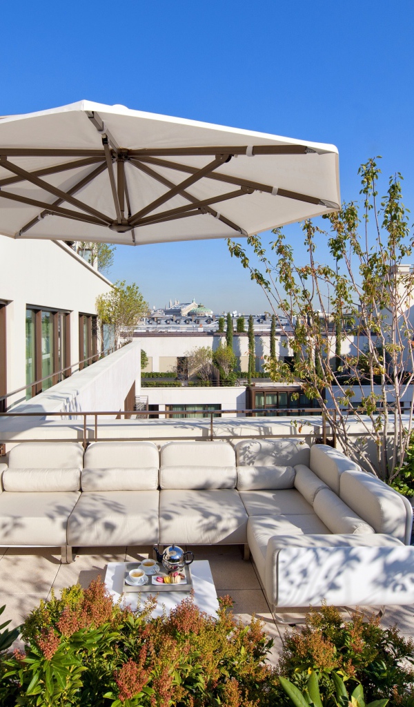 Белый диван на веранде