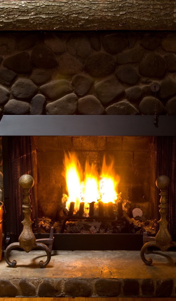 Яркий огонь в камине