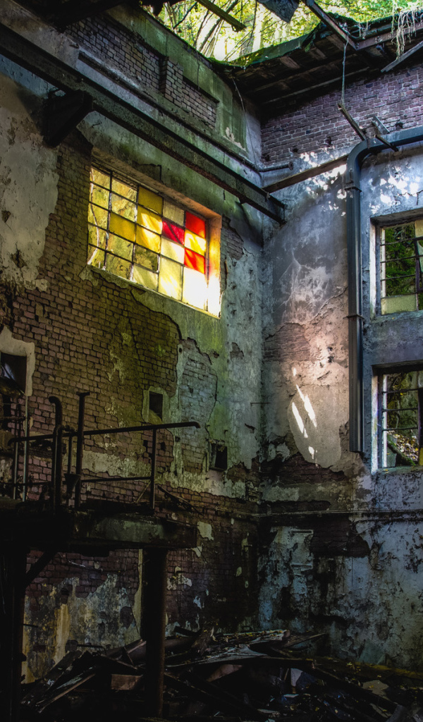 Разрушенный завод