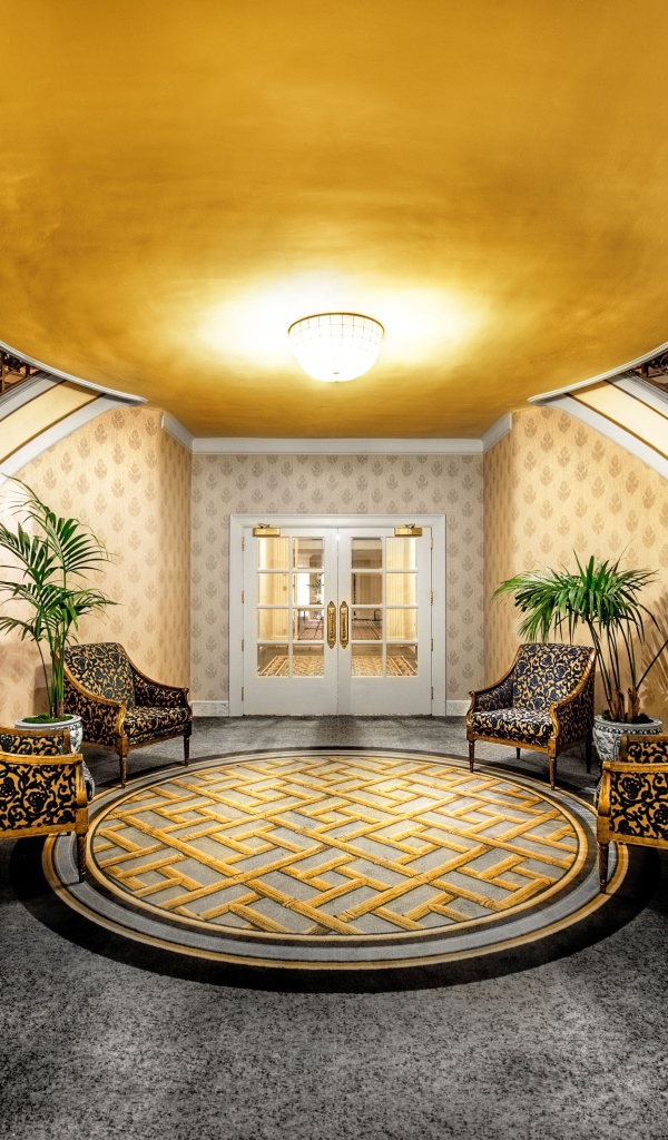 Холл и мраморная лестница