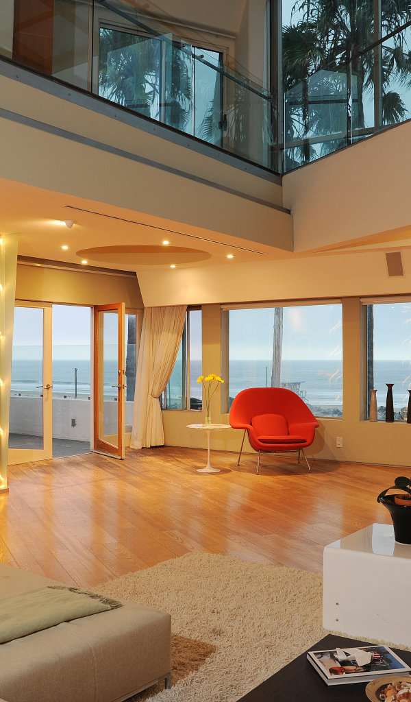 Холл дома около моря