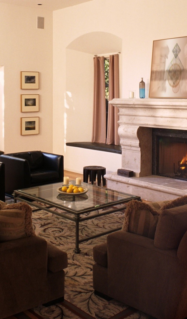 Интерьер комнаты с камином