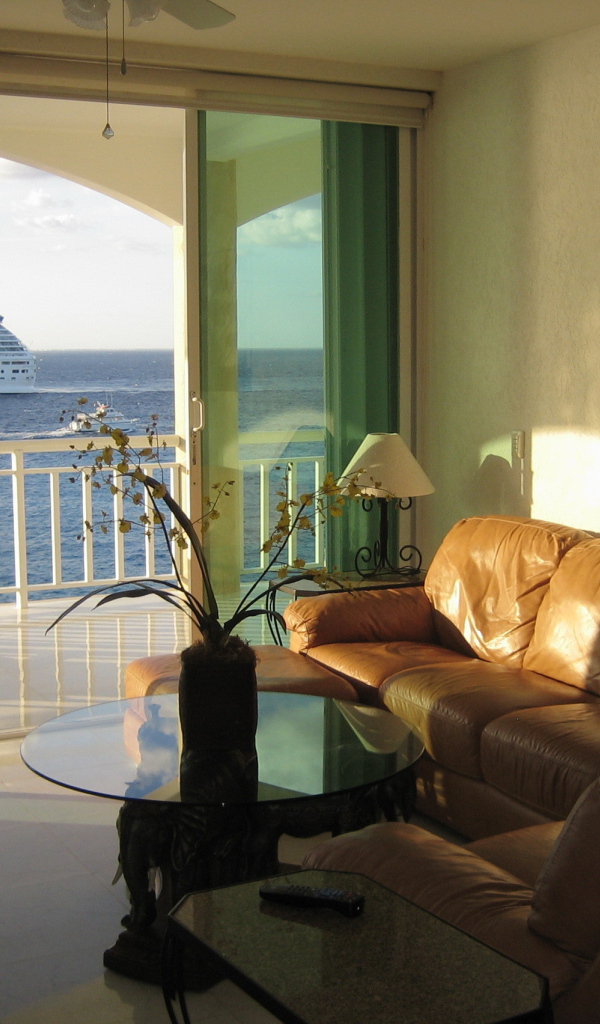 Комната с диваном с видом на море