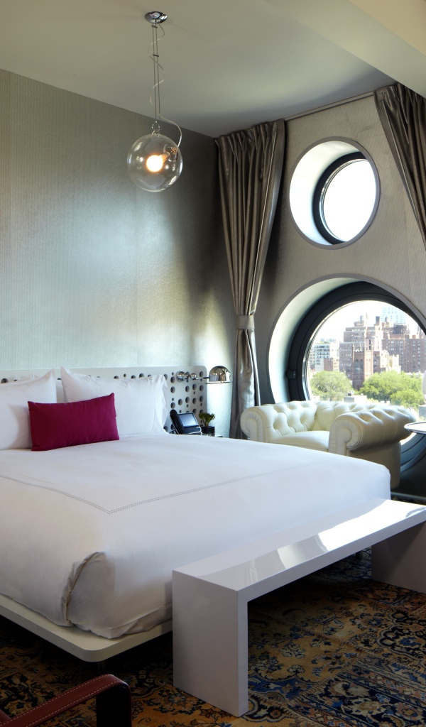 Круглые окна в спальне