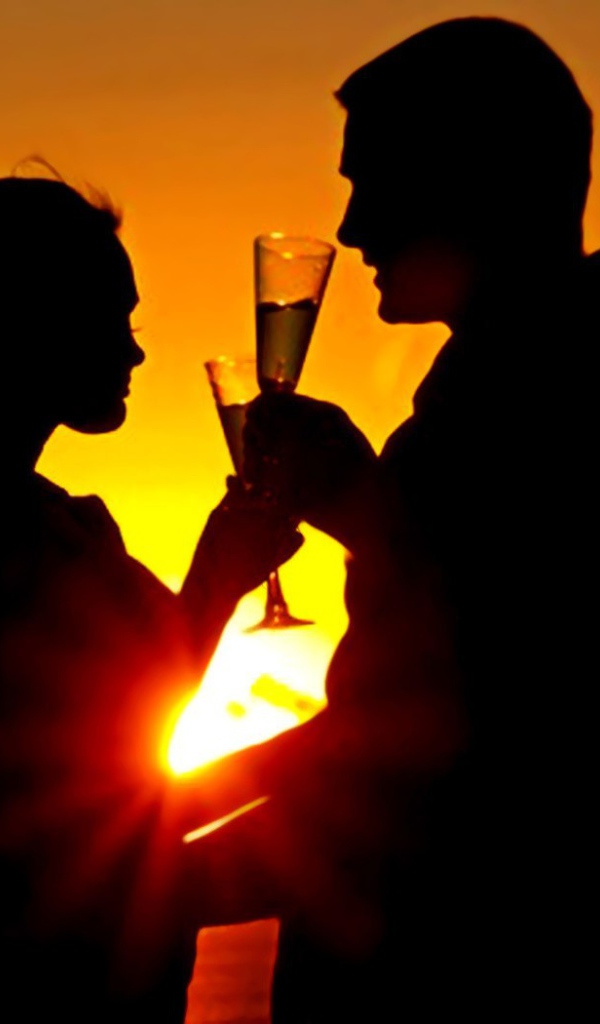 Бокал шампанского на закате