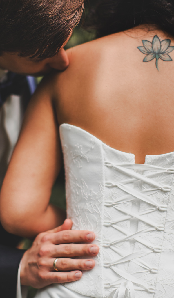 Влюбленная пара в саду