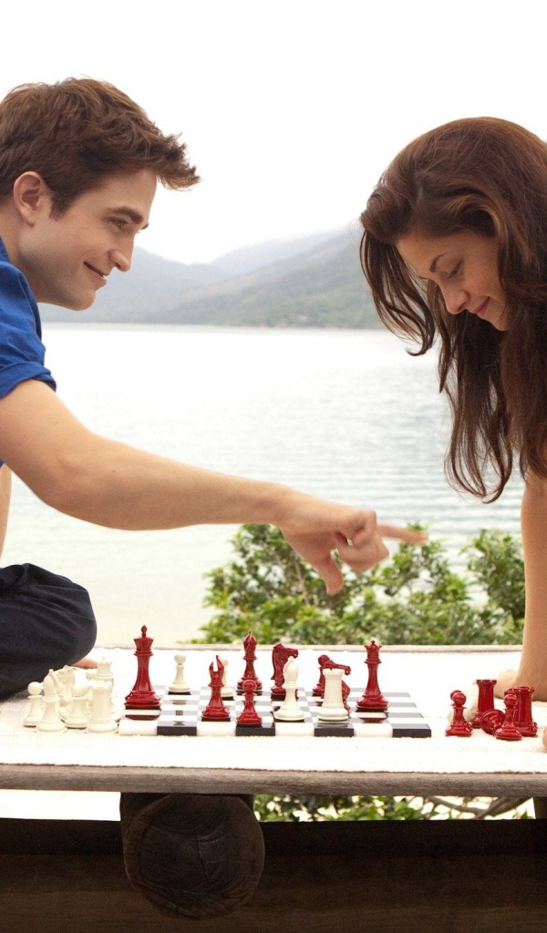 Милая пара играет в шахматы